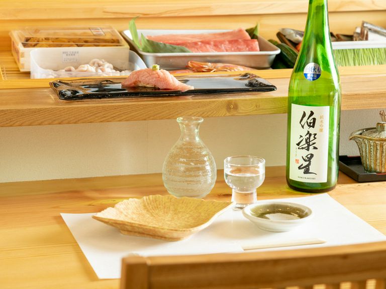 磨きあげた白木のカウンターで、お一人さまも優しくお迎え