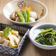 無農薬のお米でつくった日本酒や有機ワイン、クラフトビールなど、ドリンクにも特別のこだわりがある【おせっかい食堂　ＫＡＩＮＡ～海菜】。体にうれしい料理とあわせて、堪能してみてはいかが。