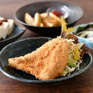 お刺身でもいただける新鮮な海の幸を阪田さんオリジナルの衣で揚げる『地魚フライ』は、これまでにないサクッとした食感が自慢。旬の食材を使った愛情たっぷりの『お惣菜』と一緒にどうぞ。