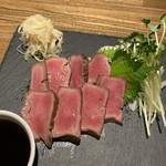 牛ハツの表面を焼き、低温調理でレアに仕上げてあります。
お酒のおつまみに是非！