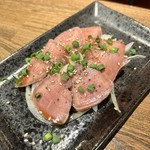 低温調理した豚タンにガツン！とにんにくが効いてます！