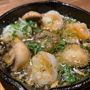 バルの定番！ぷりぷりの海老とマッシュルームの相性は間違いなし！
バゲットをオイルに浸して食べるとたまりません♪
※バケット4枚付き
※追加バケット1枚50円