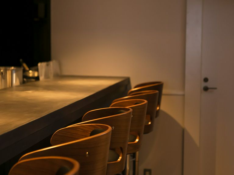 オフィスの喧騒を離れた川辺に佇む隠れ家バー&ダイニング