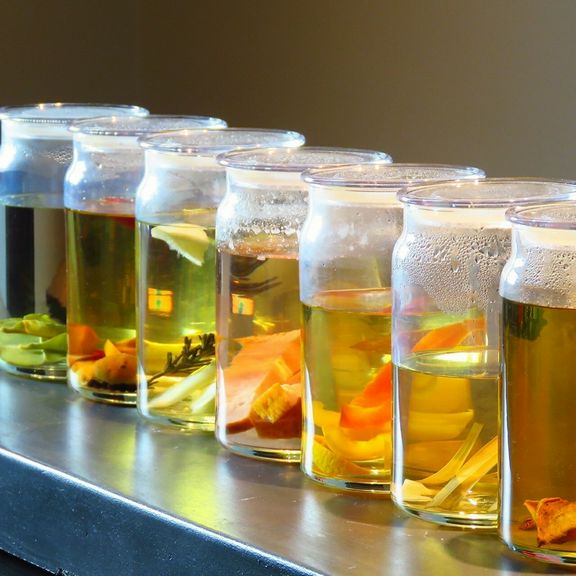 旬のフルーツや野菜、ハーブを使った多彩なカクテルが楽しめる