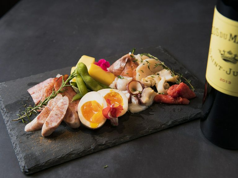 産地や銘柄にこだわった肉料理と『自家製燻製』が自慢