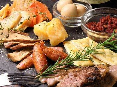 自家製燻製が楽しめる隠れ家BARで春の歓送迎会を！