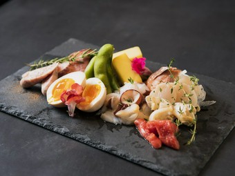 定番から変わり種まで揃う『自家製　燻製』