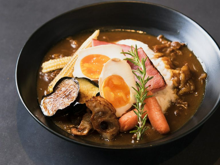 ランチにも飲みの締めにも大人気の『燻製カレー』