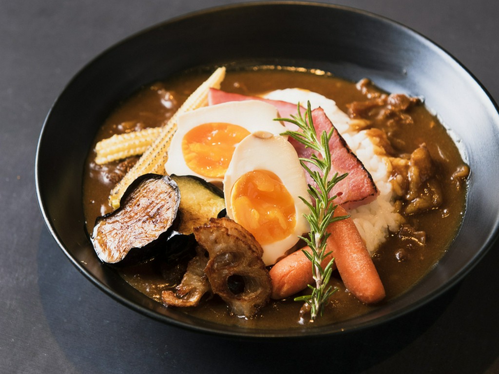 ランチにも飲みの締めにも大人気の『燻製カレー』