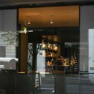 敷居が高いと思われがちなバーの入口として、気軽に立ち寄れる場をめざす同店。バーとしてはもちろん、食事にも。気の合う仲間と楽しんだり、秘密の隠れ家としたり、シチュエーションに合わせて気ままに楽しんで。