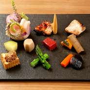 【鮮魚鮮菜　鯛丸】が届けたいのは、四季を感じる本物の味と極上の時間。素材にこだわり、日本料理の基本に忠実に調理した料理と、女将の心づかいがいきたおもてなしで、ゲストの大切な時間を演出します。
