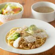 パスタランチは『白身魚とブロッコリーとひよこ豆のクリームパスタ』（写真）、『明太子パスタ』『ベーコンとナスのトマトパスタ』の3種。クリームはチーズ不使用なのでライトな味わいが特徴です。950円
