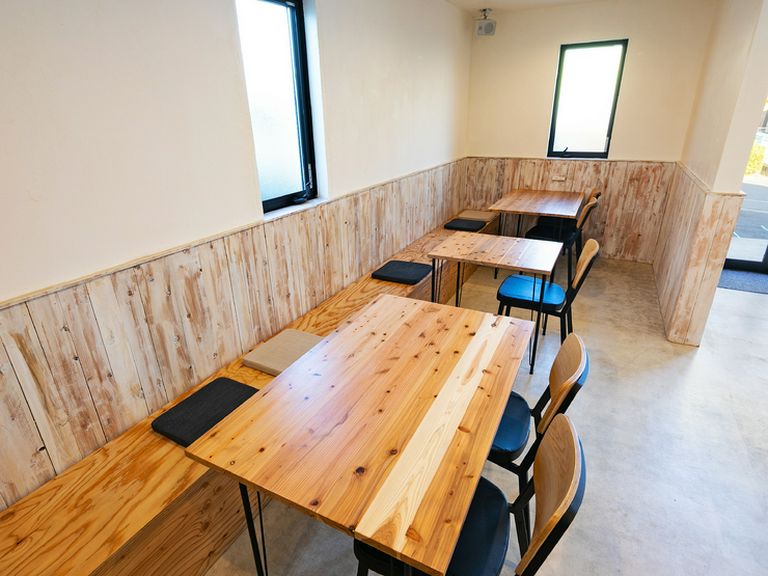 手づくりの店内は落ち着いた雰囲気でゆったりくつろげます
