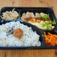 日替わりのメインのおかずと副菜が２種類と当店自慢の茨城県産低減農薬米農家直送のコシヒカリのご飯。日替わりの為なくなり次第終了。ご注文いただいてからお作りしますのでお電話でご注文承ります。