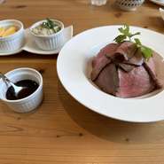 当店のステーキやローストビーフ丼は、Ａ５ランクのみ使用。
日替わりメニューでの提供の為通年あるメニューではございませんのでご了承下さい。
人気メニューの為数に限りがござますので品切れの場合もござます。

