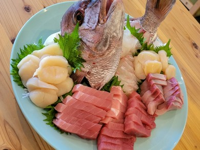 新鮮な魚料理が味わえる『日替わりランチB』 ※写真のマグロの刺身ランチは1455円（通常1155円）