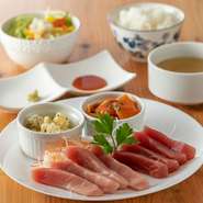 ソテーや香草焼きなど、種類豊富な魚料理を日替わりで味わえます。市場から仕入れた素材は鮮度抜群で、特に専門業者から仕入れた『マグロの刺身ランチ』（写真）は絶品！スープ、サラダ、ライス、ドリンク付きです。