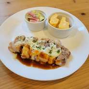 日替わりランチメニュー　鳥取県産　大山鶏使用　チキンソテー　チーズマヌルカンジャンソース