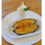 茨城県産のさつまいもを低温で焼き芋石を使い遠赤外線でじっくりと焼いております。当店の人気ソフトクリームの冷たさと焼き芋のあったかさで冷アツデザートがたまりません。