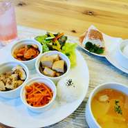 食事からドルチェまで食べたい！けれど全部は食べきれないという声からできたメニュー。ココットやドルチェは、日替わりなので何かはお楽しみです。