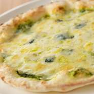 ピザは『ジェノベーゼとチーズのピザ』と『マルゲリータ』があり。どちらも低温発酵させた自家製の生地を使用。専用のピザ窯で350度の高温で焼き上げ、さっくりとしたクリスピーな食感がくせになります。