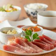 鮮度抜群な魚介類にこだわるレストラン。特にマグロは、千葉県中央卸売市場の専門の業者の目利きで、上質なマグロを仕入れたときにだけ味わえます。またお米は、茨城県の米農家から直接仕入れています。