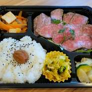 いつ出るかわからない国産牛ロースト弁当。いいお肉が仕入れられた時と作ってみようかな？とシェフが思った時にしか出さないレアなお弁当。副菜は、その日の仕込みで内容は変わります。