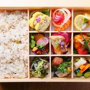 見た目にも味にもこだわり抜いた自信作『一汁九彩膳』は、『一汁九彩弁当』としてテイクアウトも可能。エリア限定10個以上のご注文でデリバリーにも対応しています。前日までの予約をお願いします。