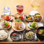 季節の新鮮食材を使った日替わりおかず9種を、それぞれ相性の良い器に盛り込み、彩りの良い御膳に仕立てた『一汁九彩膳』。不足しがちなビタミンなどを補える、野菜たっぷりがうれしいランチです。