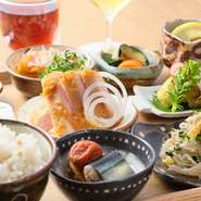 季節の新鮮食材を使った日替わりおかず9種を、それぞれ相性の良い器に盛り込み、彩りの良い御膳に仕立てた『一汁九彩膳』。不足しがちなビタミンなどを補える、野菜たっぷりがうれしいランチです。