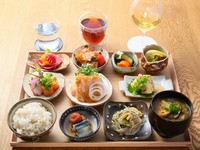 旬の食材をたっぷり使った日替わりおかず9種に、季節の雑穀をブレンドしたごはんとこだわりだしの味噌汁がついたお膳です。一皿ごとのおいしさを味わえます。美しい彩りも楽しんで。食中茶・食後茶付き。