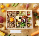 前日までの予約で楽しめるお弁当なら、日替わりおかず9種で旬の食材を存分に味わえる『一汁九彩膳』をご自宅やお勤め先でも楽しめます。ふたを開けた瞬間に笑みが溢れる彩り豊かなお弁当は、配達も可能です。