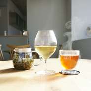 8種類のお茶をご用意しております。お茶をご注文のお客様は三煎まで召し上がっていただけます。
1煎目、2煎目、3煎目と煎ごとの、香りと味わい、そして色合いまでどうぞお愉しみください。600円～