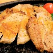 お客様のご予算に応じて、ご案内いたします。
例）２０００円料理５品+２０００円２時間飲み放題の合計４０００円プランなど品数を増やして、４５００円でもOK。