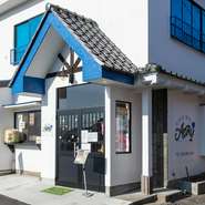 JR宇都宮線氏家駅から歩いてすぐ。三角屋根が目印の【AORY】は、路地裏に佇む一軒家バル。幼少期に大切にしていた秘密基地のような、居心地良さとときめきを感じさせてくれる、そんな素敵なダイニングバーです。