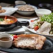 【AORY】の人気メニューに季節のおすすめ料理を加えたコース料理もあり、飲み放題をつけることも可能。生ビールはもちろん、豊富なカクテルも楽しめ、グループでの飲み会やちょっとした宴会にぴったりです。