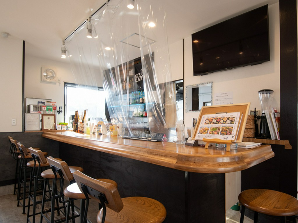 スタッフとの会話も楽しいカウンター席は、お一人様も大歓迎