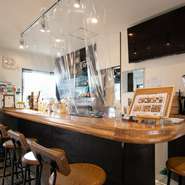 一人でも気軽にふらりと立ち寄れるのも【AORY】の魅力のひとつ。居心地の良いカウンター席では、スタッフとのコミュニケーションを楽しみながら、おいしい料理やお酒を堪能することができます。