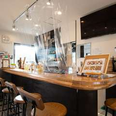 スタッフとの会話も楽しいカウンター席は、お一人様も大歓迎