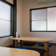 店内にはカウンター席、テーブル席に加えて、気軽に利用できる小上がり座敷席と個室も完備。小さなお子さま連れのファミリーやママ会、グループでの飲食にも便利です。　エントランスはバリアフリー仕様です。