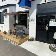 テラス席営業中です。４名様まで。