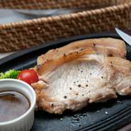 地元・さくら市産の四元豚「さくらポーク」を使用したステーキは、甘みがあって、柔らかジューシー。生姜を利かせたステーキソースとよく合います。ランチ、ディナーともに人気で、同店の看板メニューです。