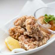 老若男女問わず人気の『AORY鶏の唐揚げ』は、オリジナルの下味をつけた鶏肉に片栗粉の衣をまぶして揚げたもの。外カリッ中ジュワッの自信作です。おろしポン酢、マヨ、スイートチリから選べるソースと一緒にどうぞ。