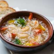 大きさも十分なプリプリ海老が丸ごと5粒入った『海老のアヒージョ』は、食べ応えにも大満足。ピュアオリーブオイルと水素水で水耕栽培されたさくら市産「満点にんにく」使用で、次の日に臭いが残らない点も◎。