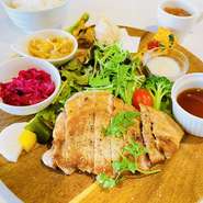 さくら市産のさくらポークソテー
ジンジャーソースで。
季節のお野菜を使用した小鉢の前菜とお野菜のフリット添え。
ご飯のお米はコシヒカリです。
ドリンク付き