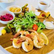 大きめの海老を5～6尾使用！
独自のガーリックシュリンプを提供しています。
季節のお野菜を使用した小鉢の前菜とお野菜のフリット添え。
ご飯のお米はコシヒカリです。
ドリンク付き
