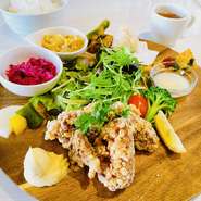 AORYオリジナル鶏の唐揚げが4個乗ったランチ。
季節のお野菜を使用した小鉢の前菜とお野菜のフリット添え。
ご飯のお米はコシヒカリです。
ドリンク付き