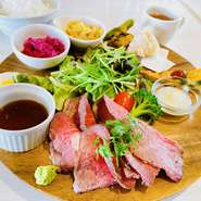 ローストビーフをメインとしたランチ。
季節のお野菜を使用した小鉢の前菜とお野菜のフリット添え。
ご飯のお米はコシヒカリです。
ドリンク付き