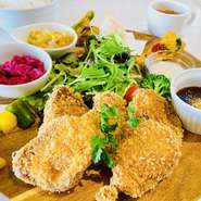 さくら市産さくらポークのヒレカツをメインとしたランチ。
季節のお野菜を使用した小鉢の前菜とお野菜のフリット添え。
ご飯のお米はコシヒカリです。
ドリンク付き