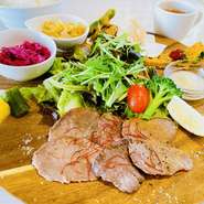 牛タンをメインとしたランチ。
季節のお野菜を使用した小鉢の前菜とお野菜のフリット添え。
ご飯のお米はコシヒカリです。
ドリンク付き